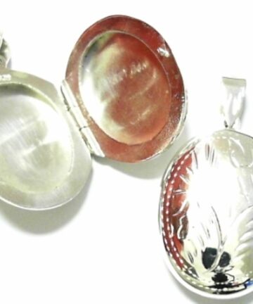 SILVER OVAL ENGRAVED LOCKET 20X25MM
